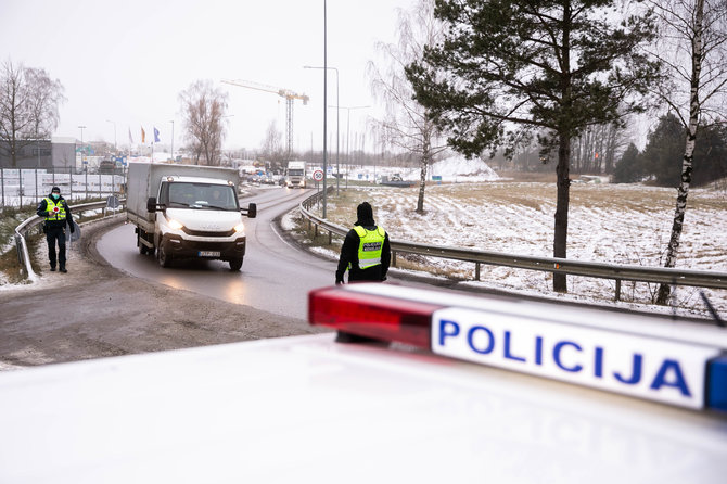 Žygimanto Gedvilos / 15min nuotr./Policijos kontrolės postas prie Ukmergės gatvės šalia Avižienių