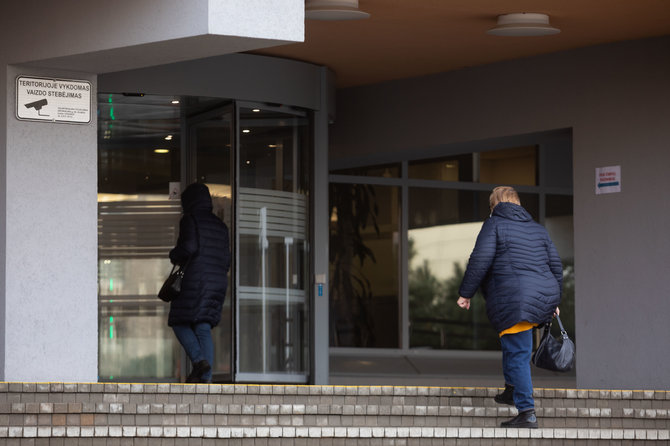 Žygimanto Gedvilos / BNS nuotr./Žmonės prie poliklinikos