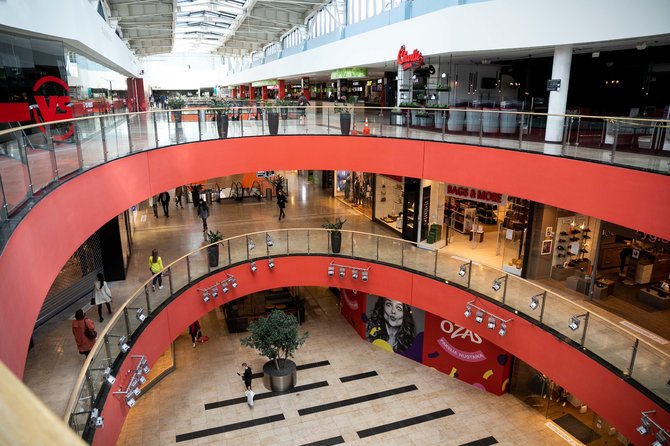 Žygimanto Gedvilos / BNS nuotr./Pirkėjai lankosi prekybos centre „Ozas“