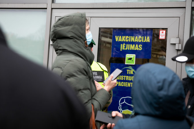 Žygimanto Gedvilos / 15min nuotr./Žmonės laukiantys prie vakcinacijos centro Vilniuje