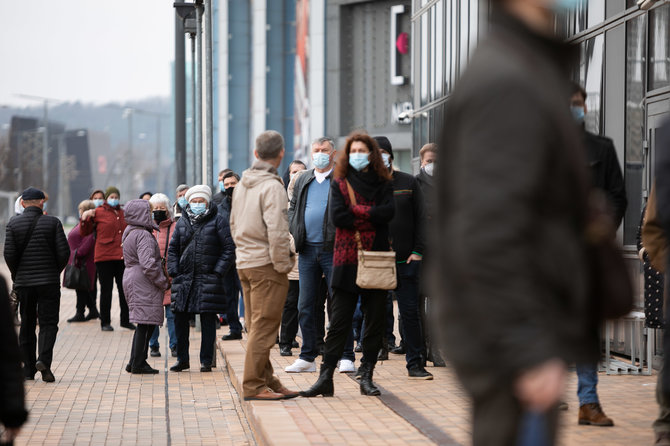 Žygimanto Gedvilos / 15min nuotr./Žmonės laukiantys prie vakcinacijos centro Vilniuje