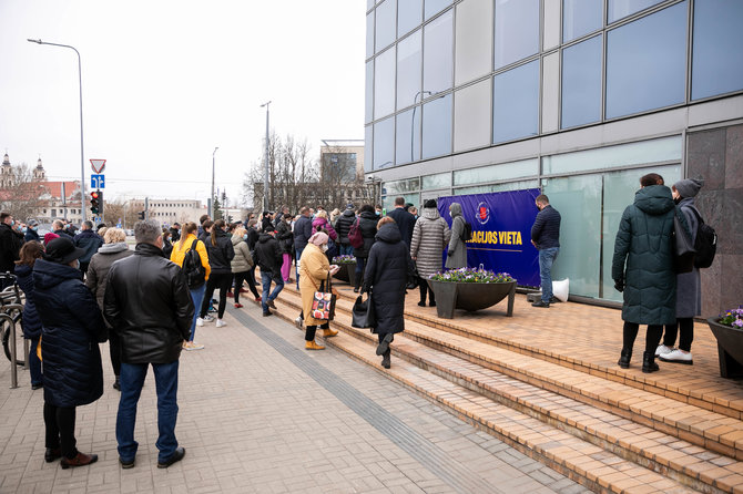 Žygimanto Gedvilos / 15min nuotr./Žmonės laukiantys prie vakcinacijos centro Vilniuje