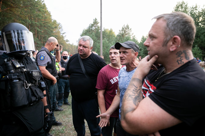 Žygimanto Gedvilos / 15min nuotr./Gyventojų susirėmimas su policijos pareigūnais prie Rūdninkų poligono