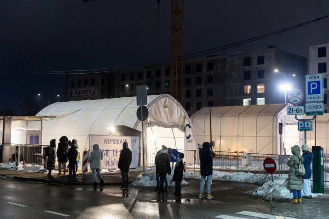 Žygimanto Gedvilos / BNS nuotr./Žmonių eilė prie Covid mobilaus patikros punkto Vilniuje
