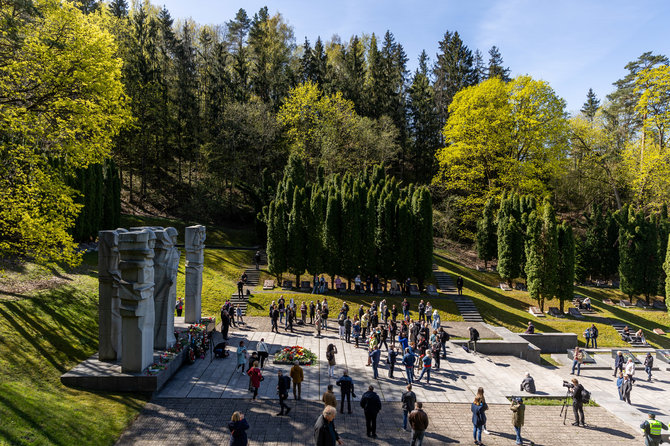 Žygimanto Gedvilos / BNS nuotr./Vilniaus Antakalnio kapinės gegužės 9 dieną