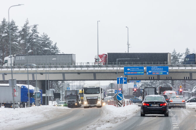 Žygimanto Gedvilos / BNS nuotr./Vilkikų spūstis Kirtimų gatvėje