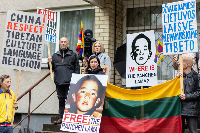 Žygimanto Gedvilos / BNS nuotr./Tibeto rėmėjų rengiama pilietinė akcija prie Kinijos Liaudies Respublikos ambasados