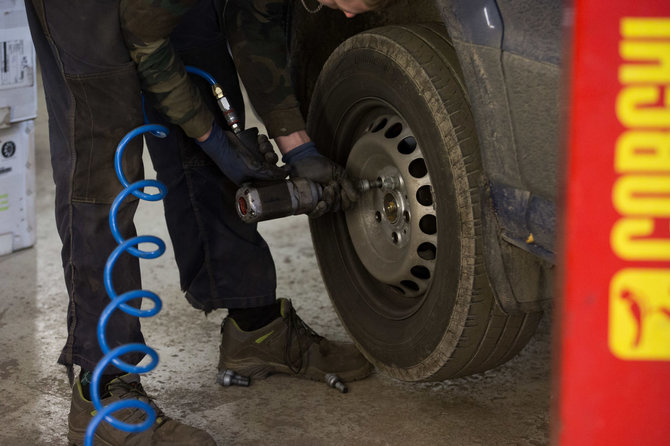 Žygimanto Gedvilos / 15min nuotr./Automobilių servise keičiamos padangos