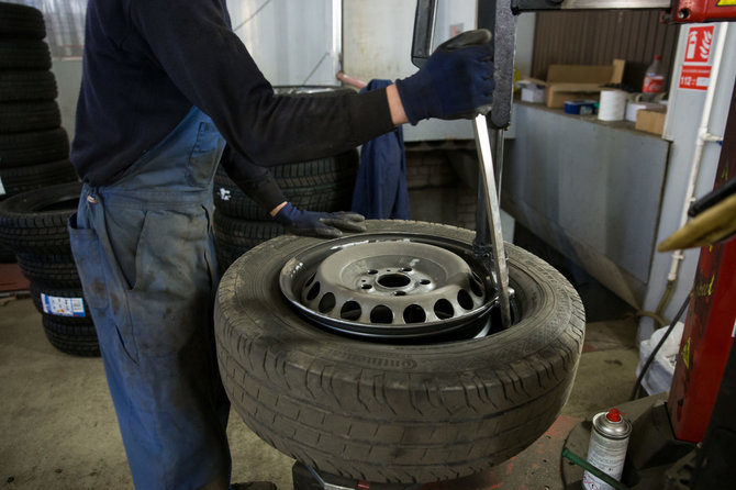 Žygimanto Gedvilos / 15min nuotr./Automobilių servise keičiamos padangos