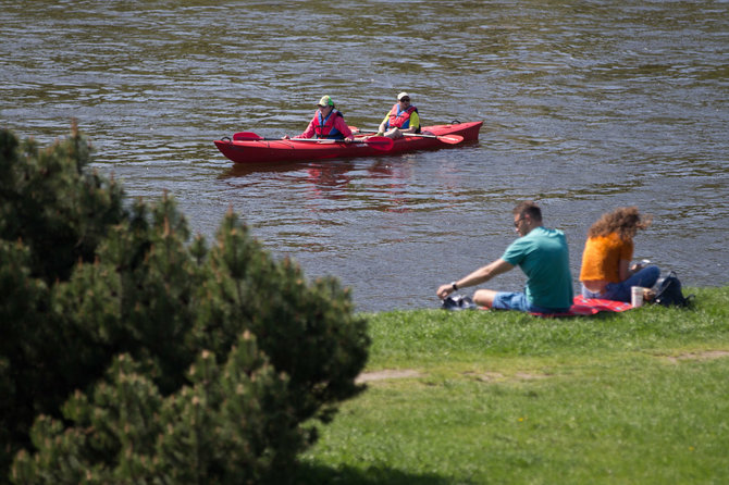 Žygimanto Gedvilos / 15min nuotr./Vilniečiai laisvą dieną leidžia prie Baltojo tilto