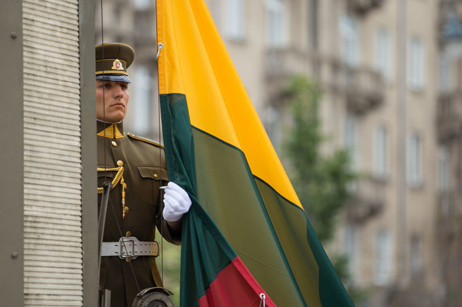 Žygimanto Gedvilos / 15min nuotr./Valstybinės vėliavos pakėlimo ceremonija