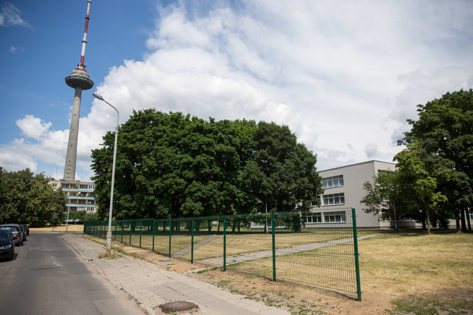 Žygimanto Gedvilos / 15min nuotr./Aplink Vilniaus Sausio 13-osios mokyklą tveriama tvora