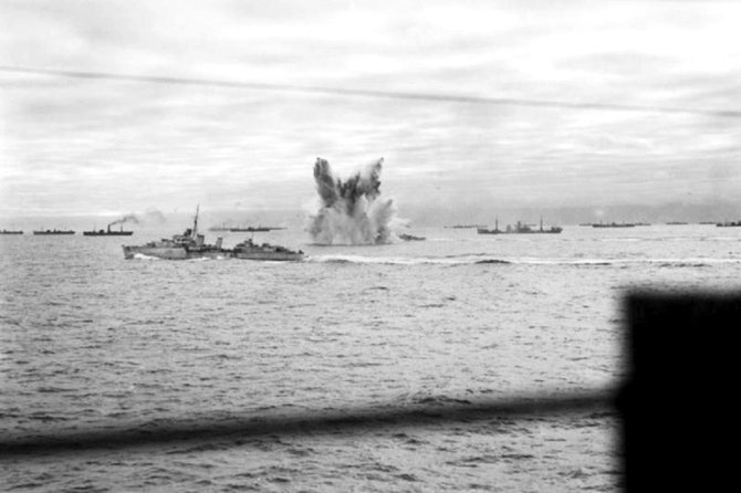 Leidyklos nuotr./Vokiečių povandeniniai laivai atakuoja Vakarų sąjungininkų vilkstinę.