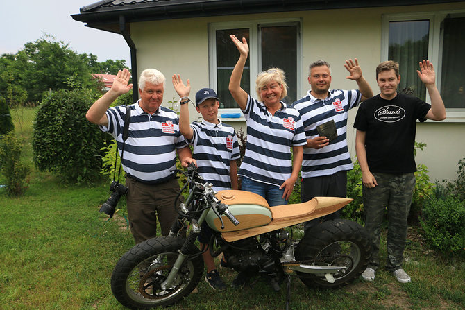 Andriaus Lygnugario nuotr/Ekspedicijos dalyviai su gitaru meistru Mareku Dombeku prie motociklo pagaminto is vietinio medzio medienos