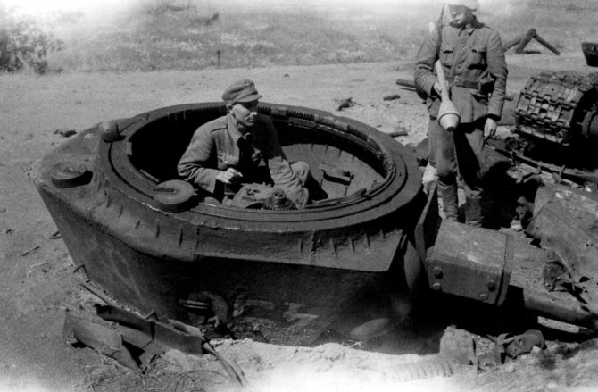 SA-Kuva nuotr./Suomių kariai prie pamušto sovietų tanko T-34 liekanų. Vienas iš karių rankose laiko pancerfaustą – vienkartinį vokiečių gamybos granatsvaidį