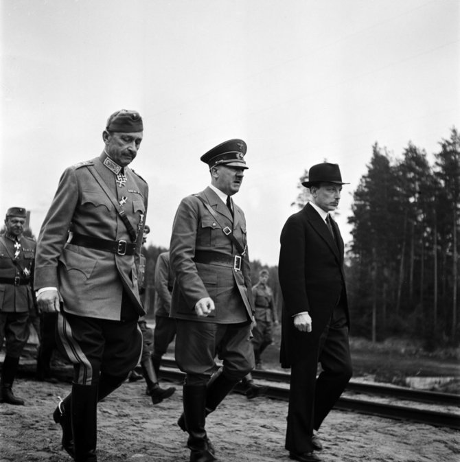 SA-Kuva nuotr./C.G.E.Mannerheimas, Vokietijos fiureris Adolfas Hitleris ir Suomijos prezidentas Risto’as Ryti’is. 1942 m. birželį Hitleris lankėsi Suomijoje Mannerheimo 75 metų sukakties proga