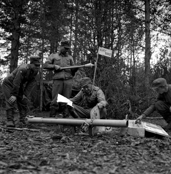 SA-Kuva nuotr./Suomių kariai mokosi naudotis iš vokiečių gautais prieštankiniais ginklais – pancerfaustais ir panceršrekais. Nuotraukoje matyti karys, nagrinėjantis ant žemės gulinčio panceršreko naudojimo instrukciją