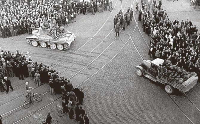 Leidyklos „Briedis“ nuotr./Sovietų kariuomenė Rygos gatvėse. 1940 metų vasara