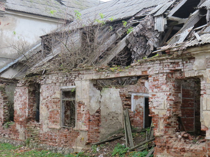 Andriaus Grygelaičio nuotr./Griūvantis pastatas kelia grėsmę Bartninkų miestelio mokinių saugumui