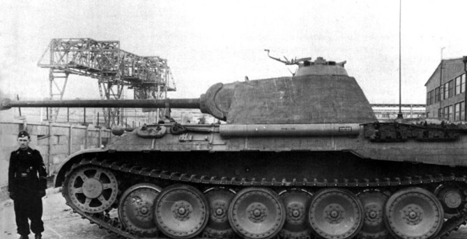 Leidyklos „Briedis“ nuotr./Tik ką iš gamyklos išvažiavusi „pantera“. Tankas dar be skiriamųjų ženklų ir priskirto numerio