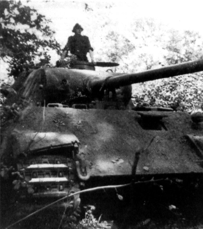 Leidyklos „Briedis“ nuotr./E. Barkmannas savo „panteroje“. Tankai Pz V „Panther“ pradėti eksploatuoti 1943 m. Iš viso jų pagaminta apie 6 tūkst.