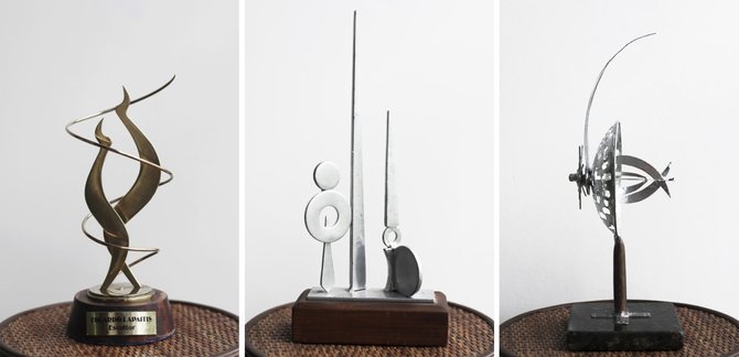 Bertos Tilmantaitės nuotr./Eduardo Lapaičio skulptūrų maketai (iš kairės 1. trečiojo tūkstantmečio link, 2. Begalybės projekcija, 3. trispalvė)