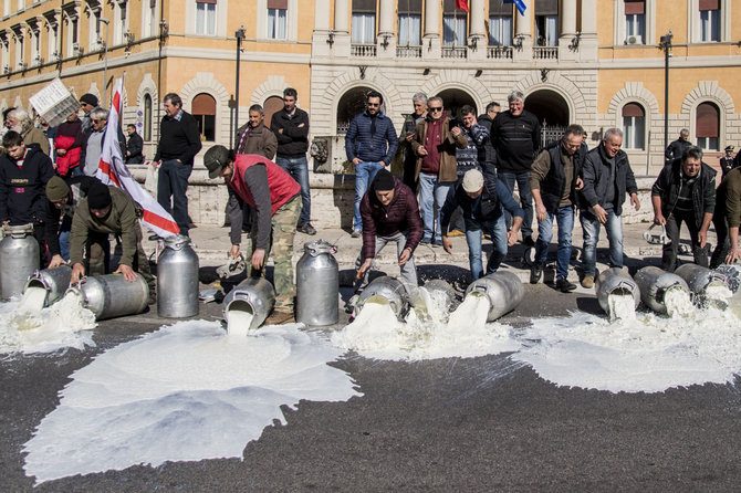 „Scanpix“/„Sipa USA“ nuotr./Piemenų protestas Italijoje, 2018 m. vasarį