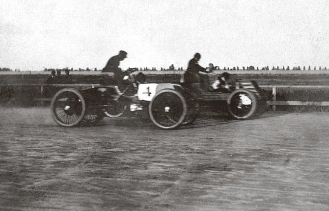 Leidyklos „Briedis“ nuotr./A.Wintono ir H.Fordo lenktynės (pastarasis važiuoja Nr. 4 pažymėtu automobiliu) „Grosse Point“ trasoje. 1901 m. nuotr.