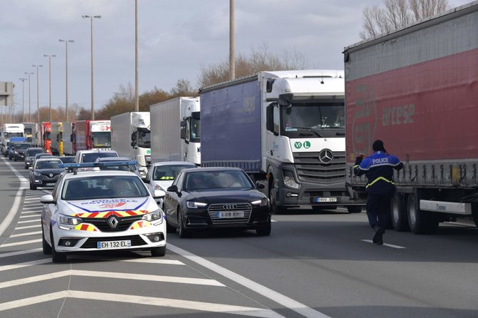 AFP/„Scanpix“ nuotr./Prancūzijos muitinei surengus streiką, Kalė uoste nusidriekė ilgos sunkvežimių eilės