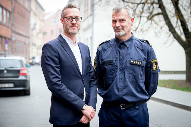Augusto Didžgalvio nuotr./Stokholmo apskrities policijos atstovai Jonas Jonzonas (kairėje) ir Göranas Stantonas (dešinėje)