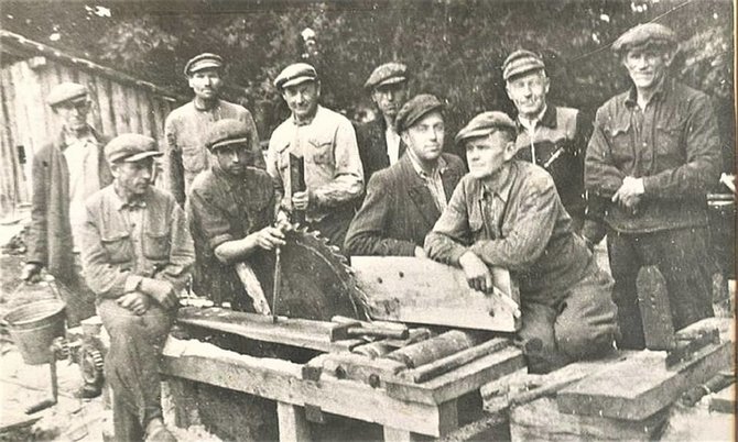 Lietuvos ypatingojo archyvo nuotr./Mažeikių apskrities Užlieknės kolūkio statybininkų brigada. 1950 m. fotonuotrauka. Mažeikių rajono savivaldybės viešosios bibliotekos Užlieknės filialo archyvas.