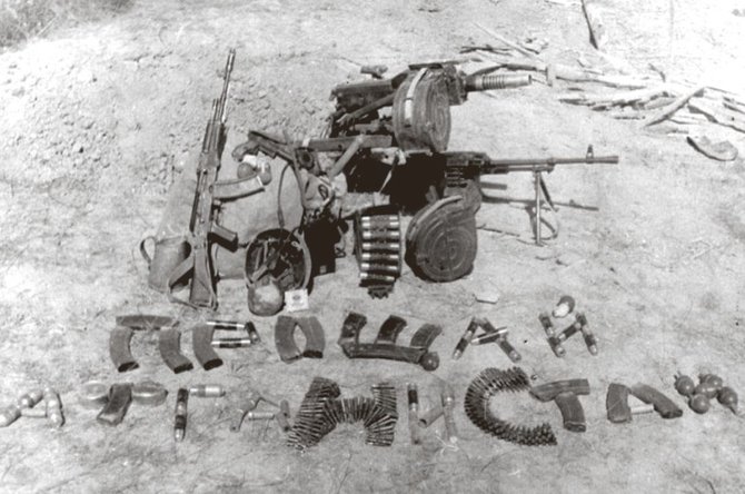 Leidyklos „Briedis“ nuotr./Kareivių kūryba. Iš šovinių dėtuvių, juostų ir granatų ant žemės sudėliotas užrašas „Sudie, Afganistane“