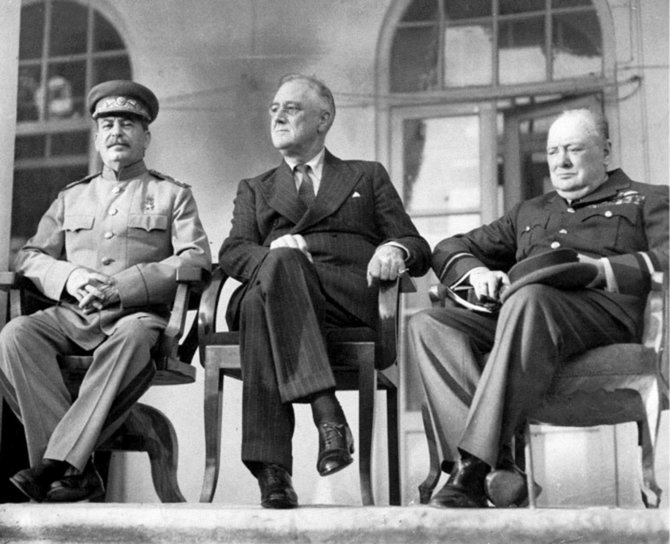 Leidyklos nuotr./Sąjungininkų lyderiai J.Stalinas, F.D.Ruzveltas ir V.Čerčilis Teherano konferencijoje 1943 m. lapkričio 28–gruodžio 1 d.