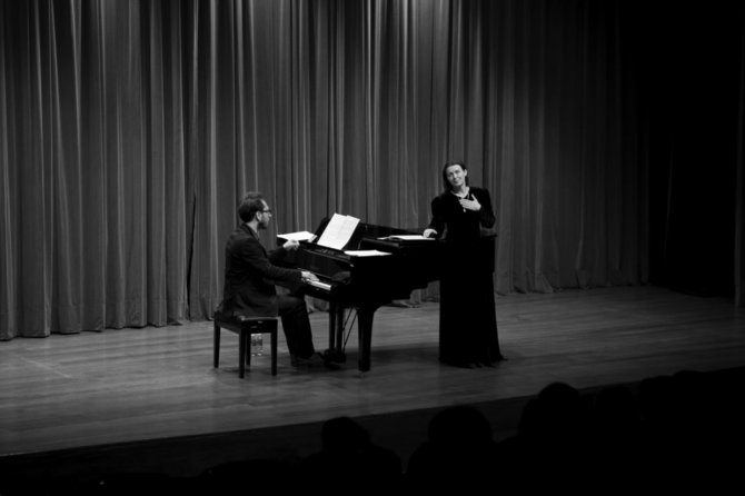 Eglės Bazaraitės nuotr./Sigutė Trimakaitė ir pianistas Filipe Raposo koncerto Portugalijoje metu. 2011m.