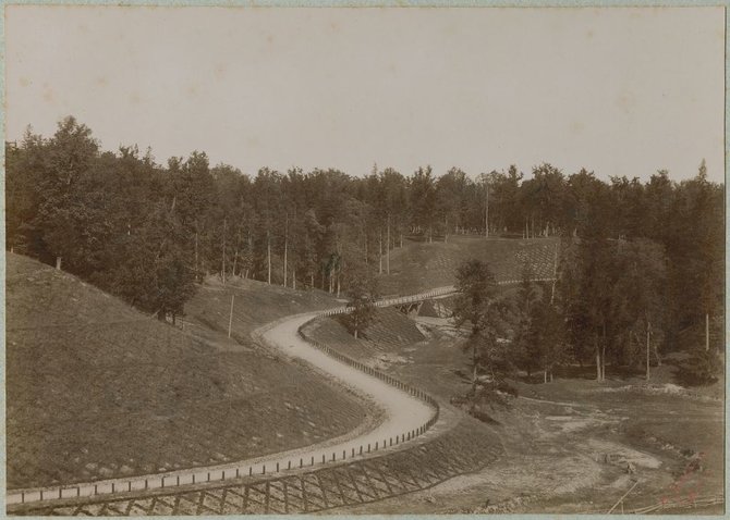 „Promo Service“ nuotr./Ąžuolynas ties A.Mickevičiaus slėniu 1885-1895 m