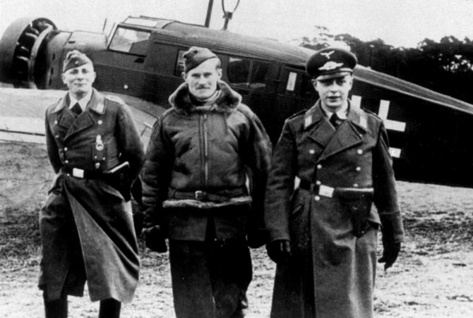 Leidyklos nuotr./Vokiečių oro pajėgų karininkai lydi į nelaisvę patekusį britų pilotą