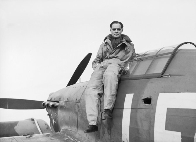 Leidyklos nuotr./Britų pilotas pulkininkas D. Baderis prieš vokiečius kariavo užsidėjęs protezus vietoj per nelaimingą įvykį prarastų kojų