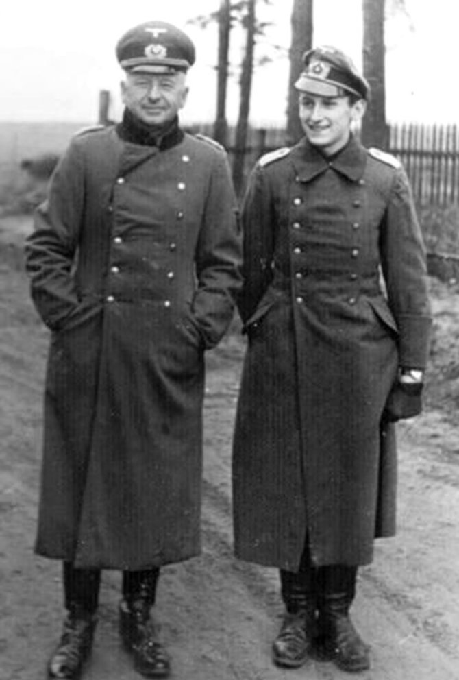 Leidyklos nuotr./Feldmaršalas E. von Mansteinas su vyresniuoju sūnumi leitenantu Geru von Mansteinu, kuris žuvo fronte 1942 m. spalio 23 d.