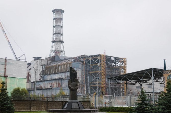 Andrew Leatherbarrow nuotr./Černobylio AE ketvirtojo bloko sarkofagas ir kombinuotoji stabilizuojanti plieno konstrukcija. Priešais monumentas didvyriams – profesionalams, likvidavusiems katastrofos padarinius