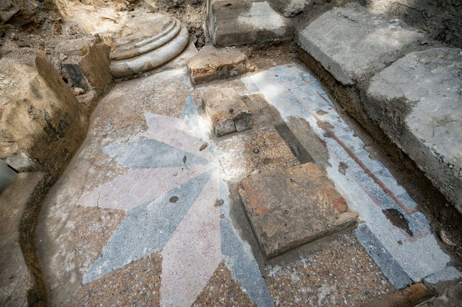 Sauliaus Žiūros nuotr./Archeologai atrado du Vilniaus Didžiosios sinagogos kolonų pagrindus