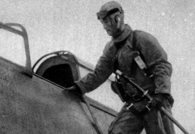 Leidyklos „Briedis“ nuotr./Japonų pilotas lipa į lėktuvą. Prie šono kabo samurajaus kardas – neatsiejamas Japonijos karininko atributas.