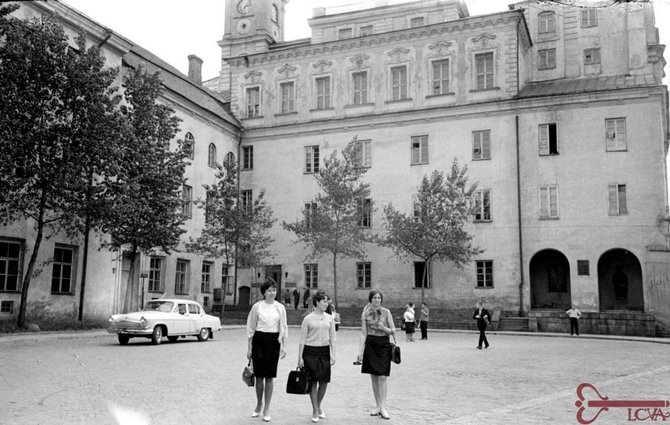 Lietuvos ypatingojo archyvo nuotr./Vilniaus valstybinio V. Kapsuko universiteto centriniai rūmai. Vilnius. 1967 m. gegužės mėn. Nuotraukos autorius A. Tumėnas. Lietuvos centrinis valstybės archyvas, 0-036089.