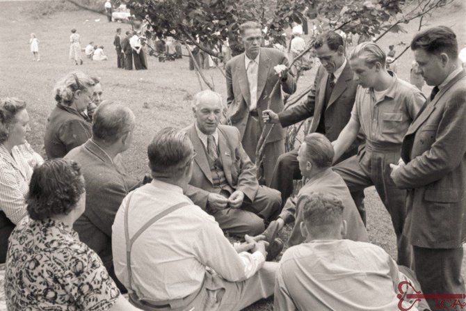 Lietuvos ypatingojo archyvo nuotr./Lietuvos SSR Aukščiausiosios Tarybos Prezidiumo pirmininkas Justas Paleckis (sėdi centre) su grupe Amerikos lietuvių, grįžusių gyventi į Lietuvą, iškylos metu. Trakai. 1956 m. liepos mėn. Nuotraukos autorius Eugenijus Šiško. Lietuvos centrinis valstybės archyvas, 0-057668. J. Paleckis (1899–1980), 