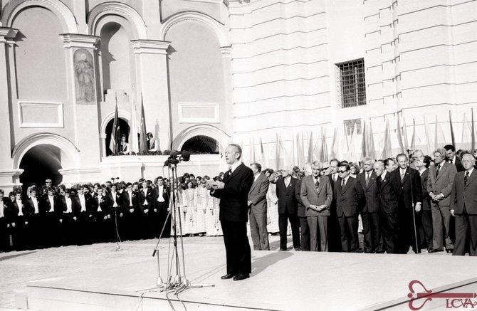 Lietuvos ypatingojo archyvo nuotr./Vilniaus valstybinio V. Kapsuko universiteto rektorius Jonas Kubilius, kalbantis Universiteto įkūrimo 400-ųjų metinių minėjime. Už jo pirmoje eilėje iš kairės: 2. Justas Paleckis, 3. Lietuvos komunistų partijos (LKP) centro komiteto sekretorius Lionginas Šepetys, 7. Universiteto prorektorius Bronius