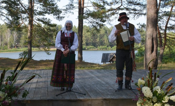 Rūtos Averkienės nuotr./Festivalio „Subatėlės vakarėly...“ vedėjai Lina Černiauskienė ir Jonas Bajoriūnas