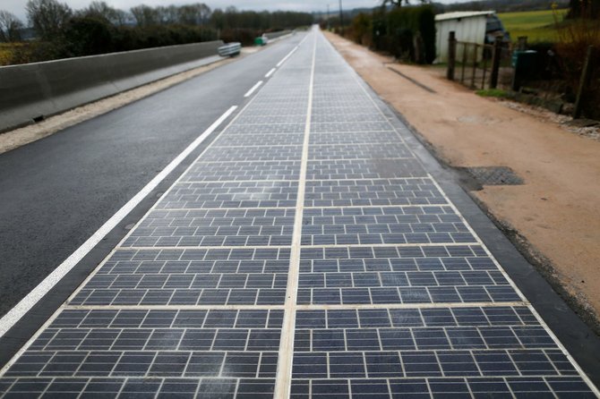 AFP/„Scanpix“ nuotr./Prancūzijos Tourouvre miestelio kelio atkarpoje buvo sumontuota beveik 3 tūkst. kvadratinių metrų saulės elementų plokštelių