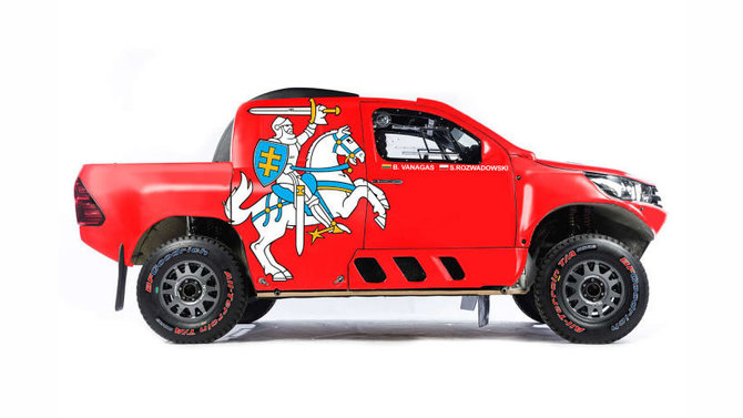 „Pitlane“ nuotr./Toyota Hilux su Lietuvos istorinė vėliava