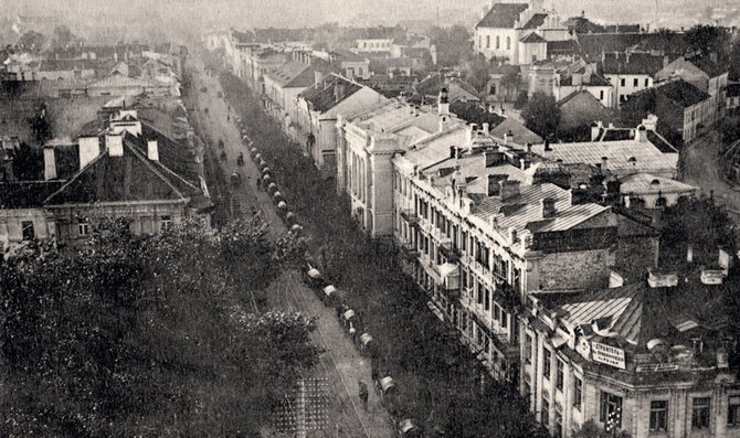 Leidyklos nuotr./Vokiečių kariuomenės gurguolės Šv. Jurgio prospekte (dab. Gedimino pr.). 1915–1917 m. atvirukas.