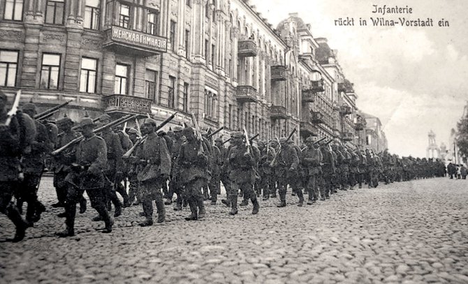 Leidyklos nuotr./Vokiečių daliniai žygiuoja Didžiąja Pohulianka (dab. J. Basanavičiaus g.). 1915 m. išleisti atvirukai.