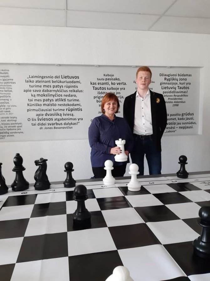 Asmeninio archyvo nuotr./Paulius Pultinevičius su savo auklėtoja prie mokyklai padovanotų šachmatų